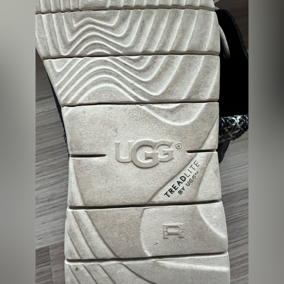 Men’s Ugg Navy Freamon boots - Picture 4 of 6